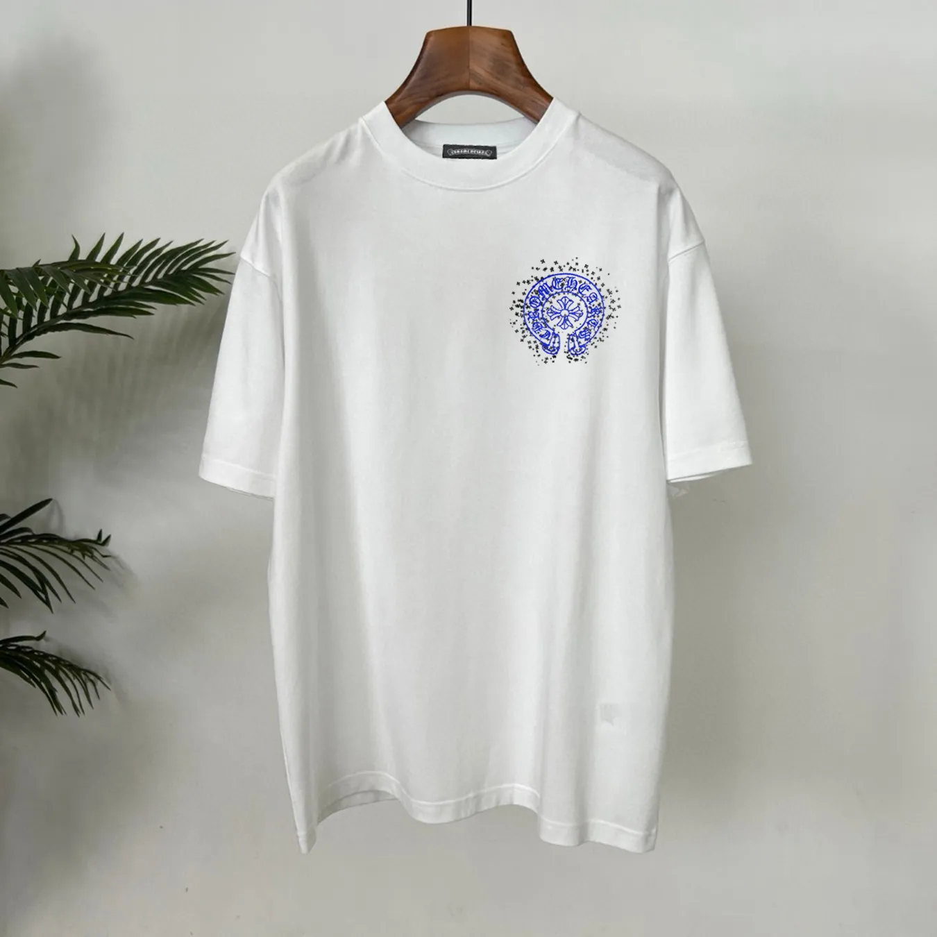 🅿️190 Year-round large supply, Croxin🔥🔥4050 new spring and summer fashionable round neck short sleeves👍high-end customization and versatile styles! It is more practical and can be easily controlled by anyone 🔥Made from 95% cotton + 5% Tencel 🔥fabric, it feels very nice, does not cause pilling, and does not deform. It is luxurious and classic 🐮logo design, very classy 👍A must buy for those who know the goods! The cut is a loose fit, suitable for both men and women! It shows your aura and also highlights your sophistication. This is its uniqueness. The effect on the upper body is very good. Size: S-XXL ⚠️Reference (model trying on, height 173cm, weight 145kg, wearing size L), can wear up to 200kg.